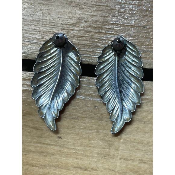 Vintage pair of silver tone feather drop dangle earrings. womens. boho western - Picture 2 of 4